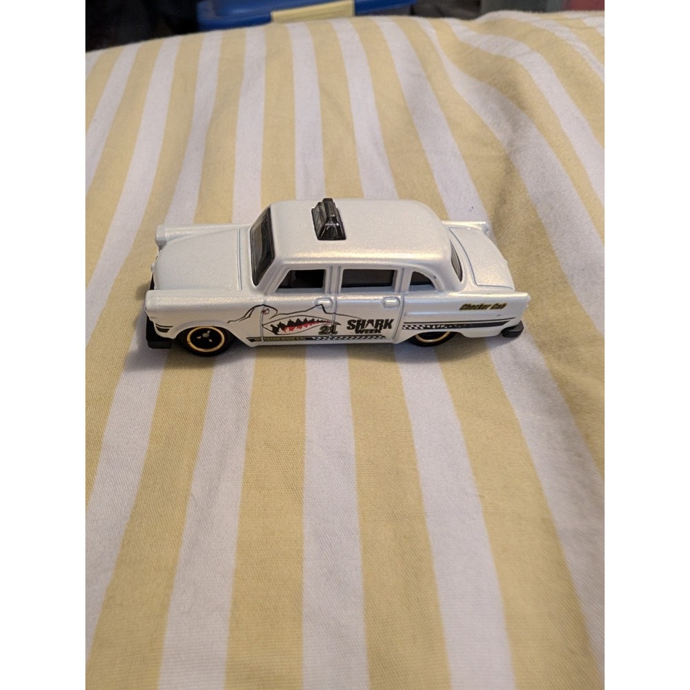 Matchbox Shark Week Checker Marathon Taxi Cab 2016 Pearl White MB600 Superfast